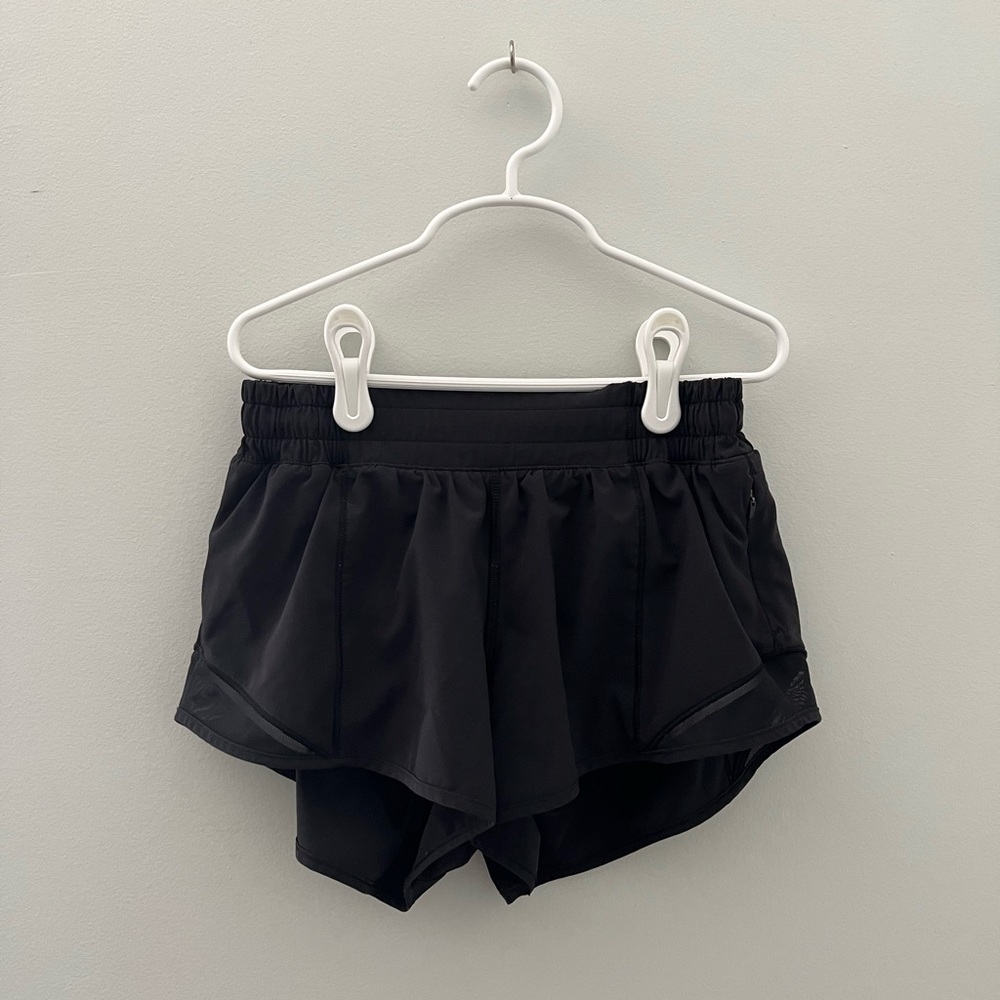 Lululemon black hotty hot 2.5” shorts